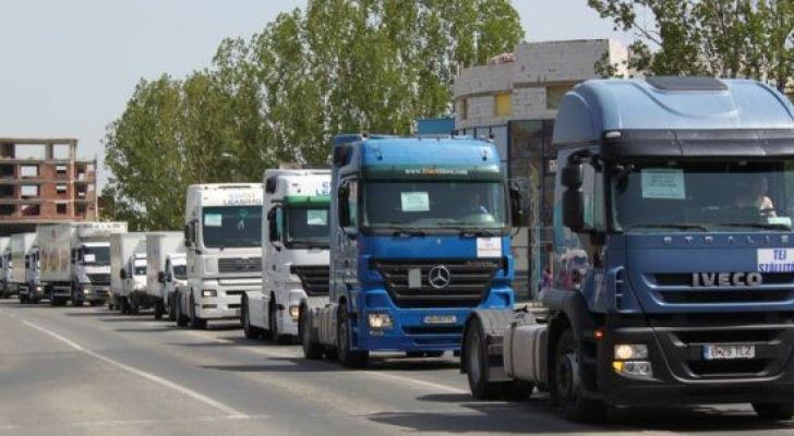 Transportatorii critică introducerea supraaccizei la carburanţi