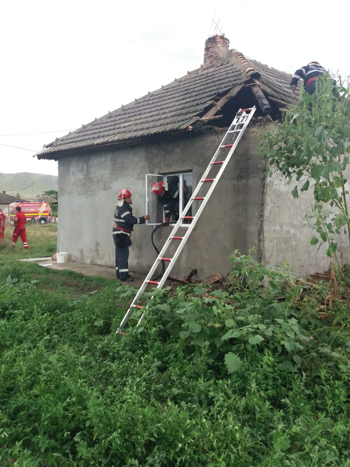 FOTO: O casă a luat FOC într-o localitate din județul TULCEA