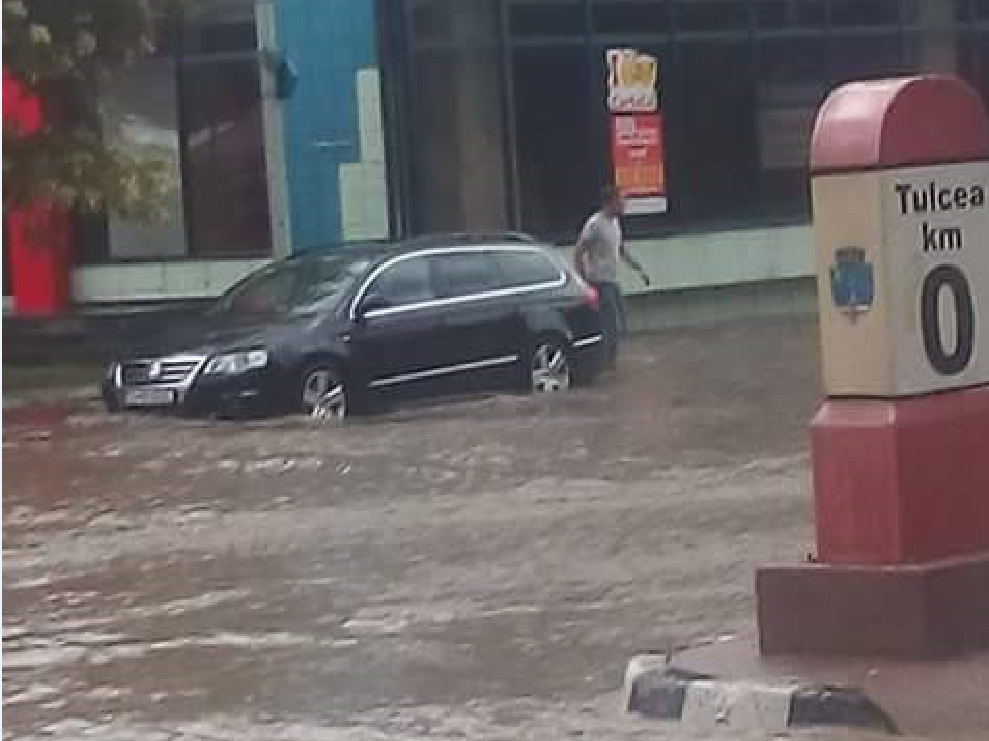 TULCEA/FOTO: Orașul inundat din nou de codul GALBEN de precipitații
