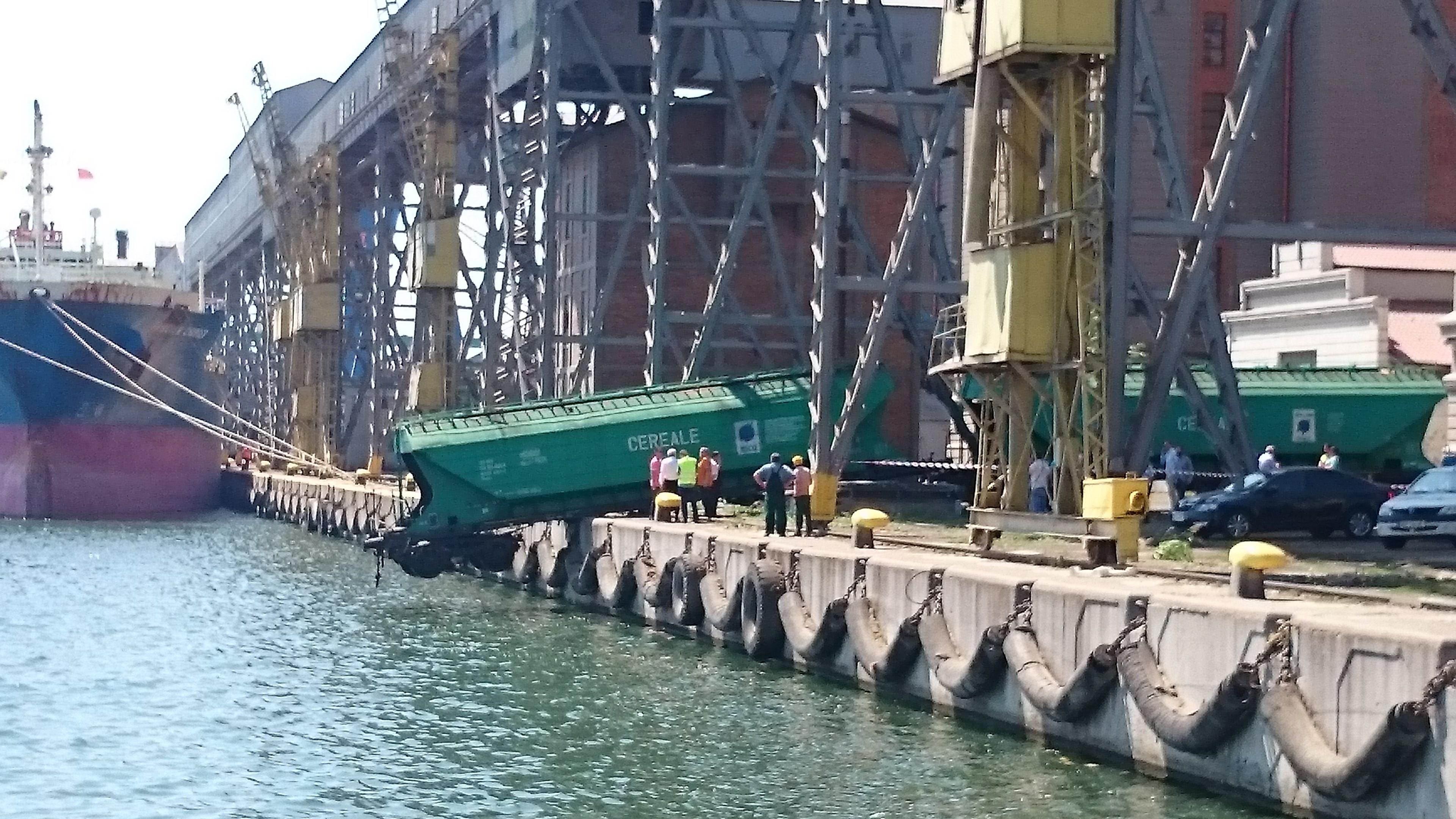 FOTO/ PORTUL CONSTANȚA: ȘOCANT! Un VAGON cu cereale, în PERICOL să cadă în mare