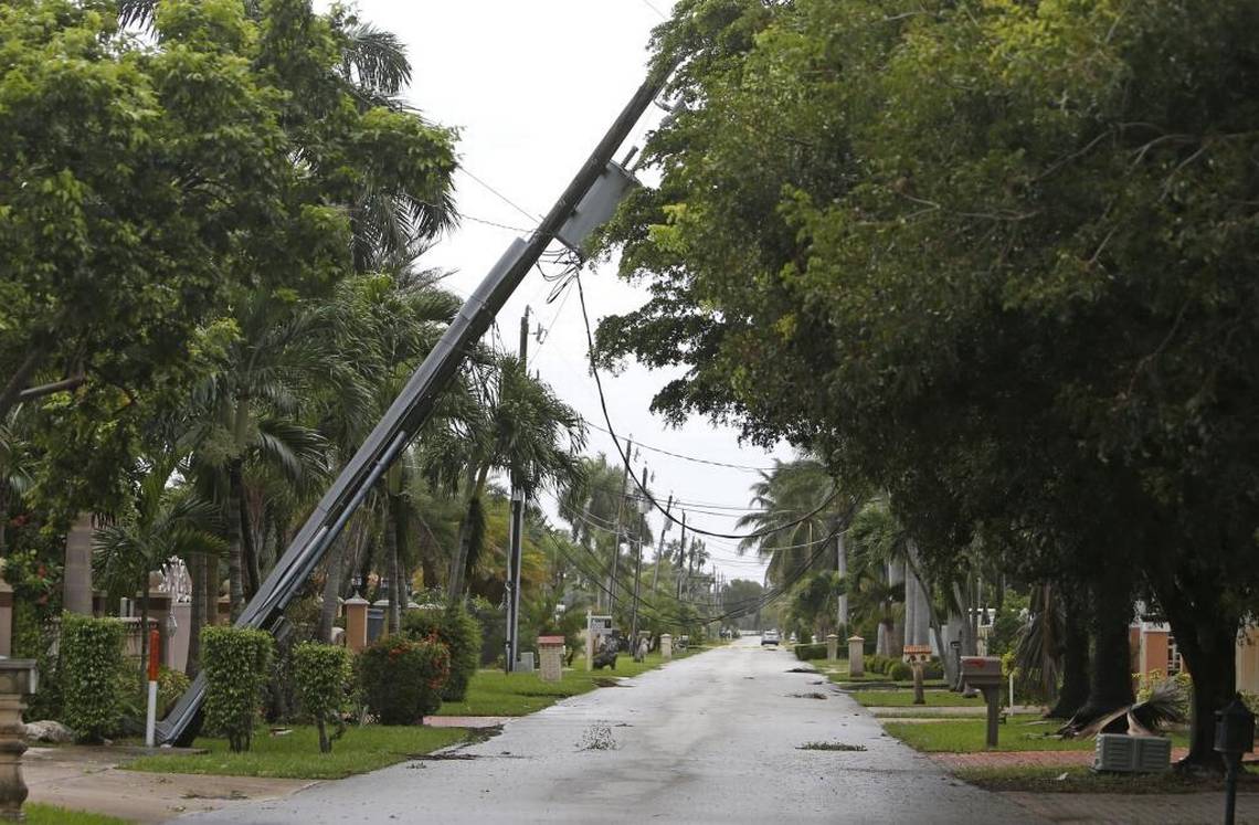 Primele inundații și copaci căzuți la Miami din cauza uraganului Irma