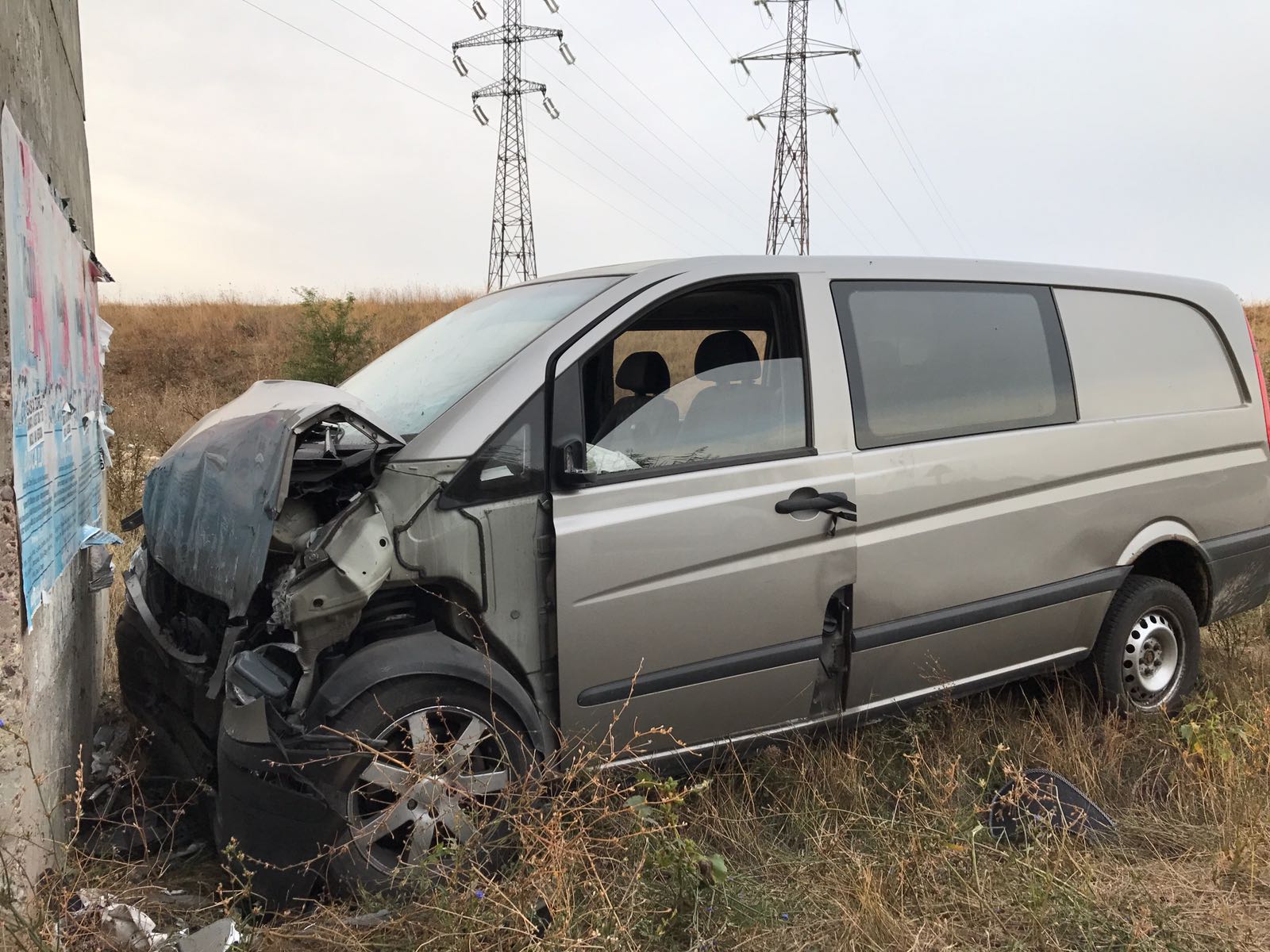 ACCIDENT MORTAL la MEDGIDIA. Un tânăr fără permis s-a izbit cu mașina de un cap de pod (foto)