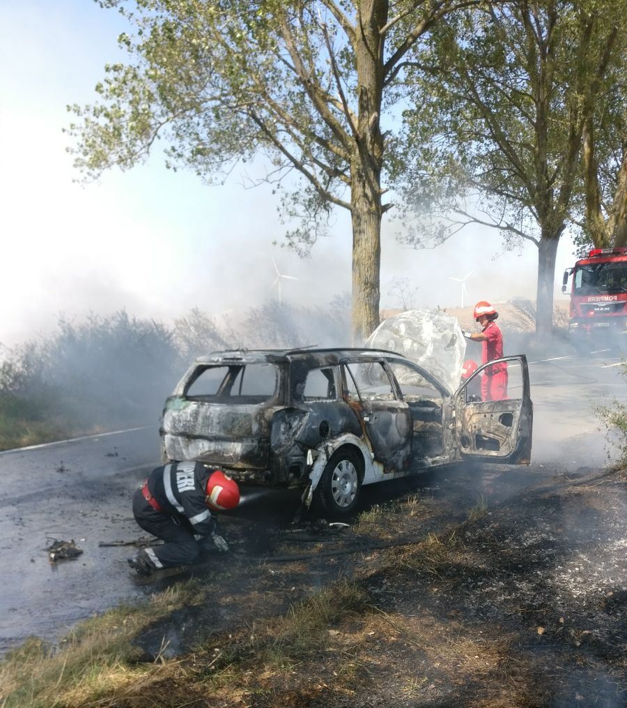 TULCEA – O mașină s-a făcut scrum la ieșire din localitatea Agighiol (galerie foto)