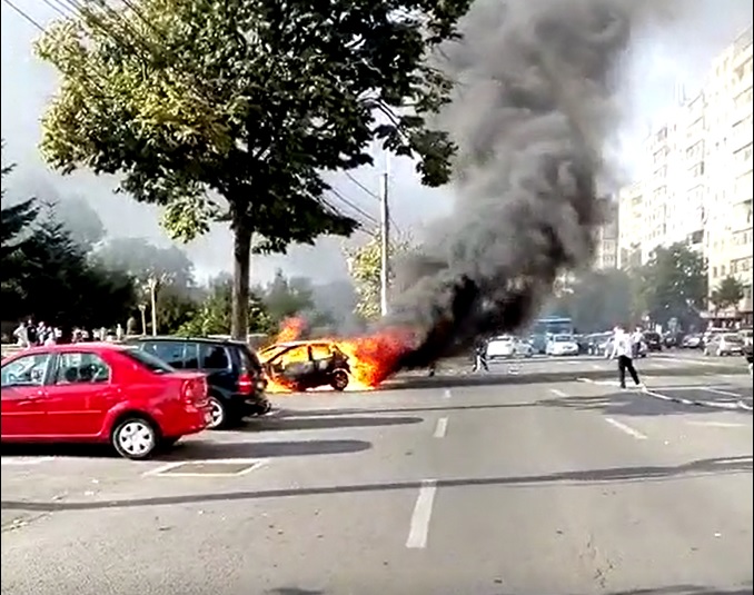 VIDEO/FOTO – CONSTANȚA: Mașină în flăcări în centrul orașului
