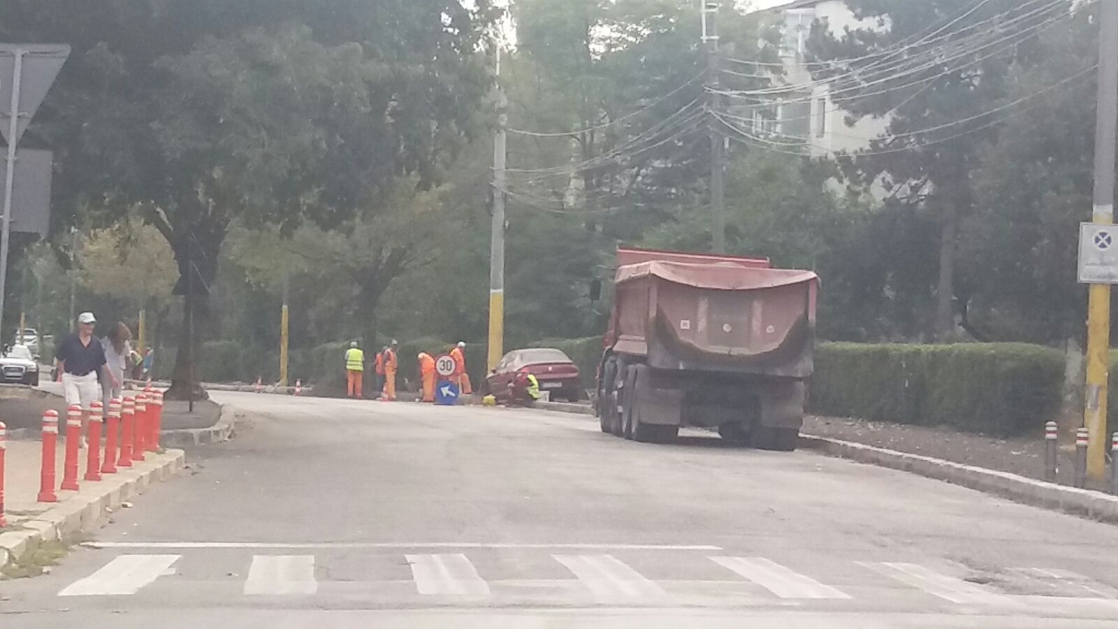 CONSTANȚA: Primăria montează borduri înalte și piloni pentru protejarea pietonilor și… disperarea șoferilor