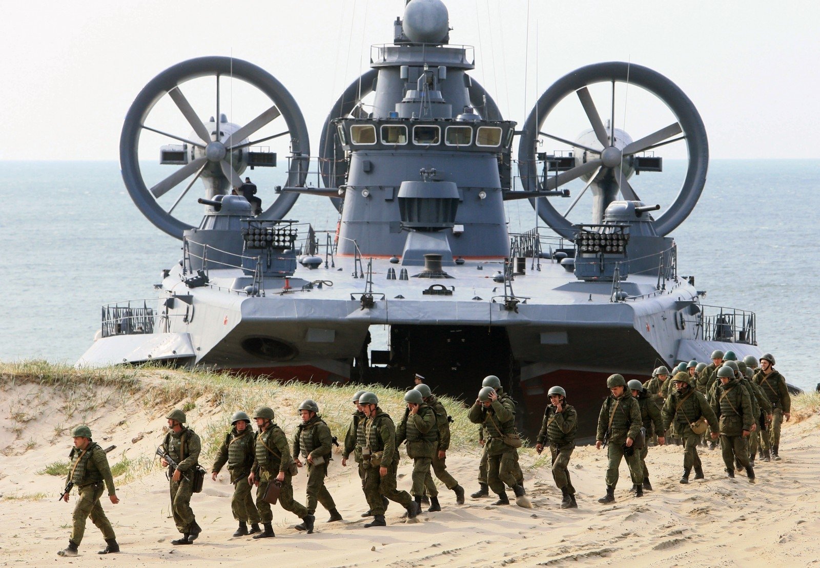 Rusia începe ample manevre militare la frontiera Uniunii Europene