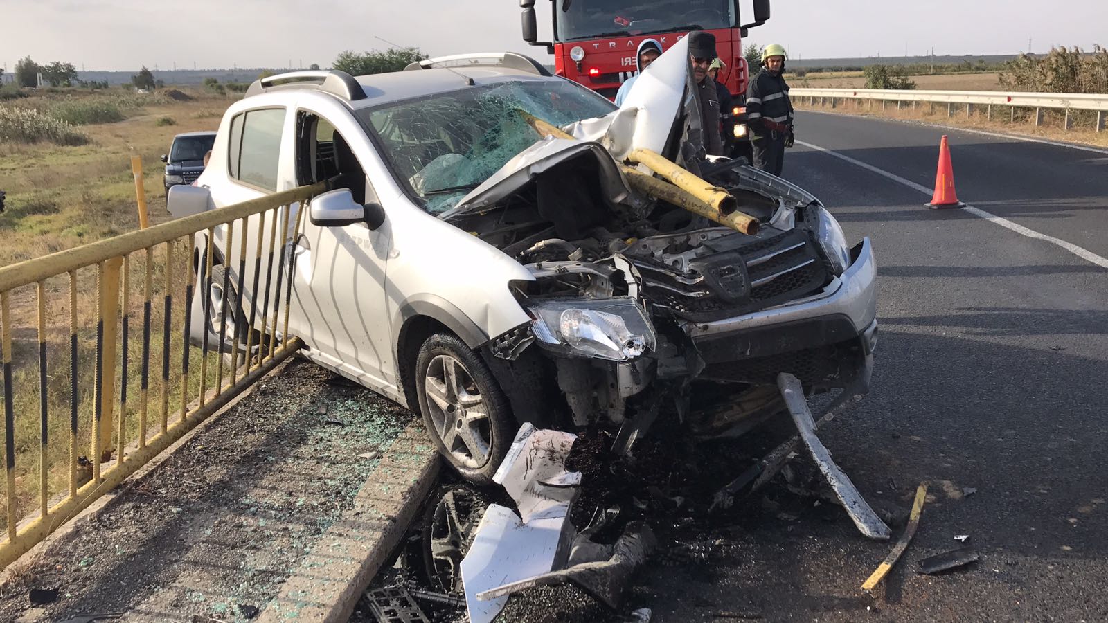 MEDGIDIA. La un pas de moarte! Un șofer care a vrut să evite un obstacol a fost cât pe ce să sară cu mașina de pe pod