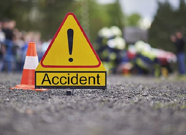 TULCEA: O șoferiță neantentă a accidentat un bătrân, a lovit o mașină și a nimerit într-un zid de beton