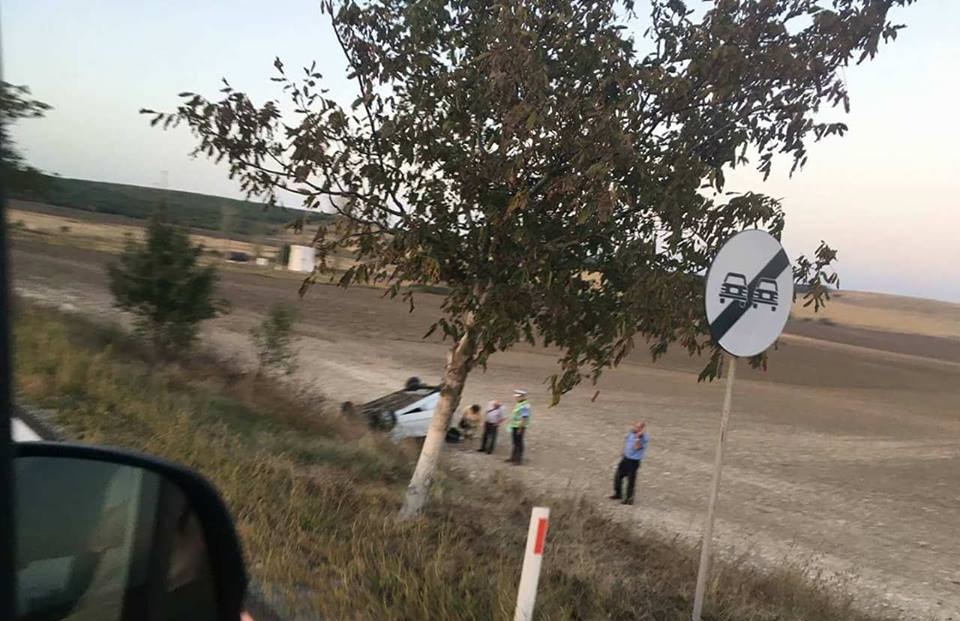 Județul TULCEA: Mașină RĂSTURNATĂ în afara localității Babadag