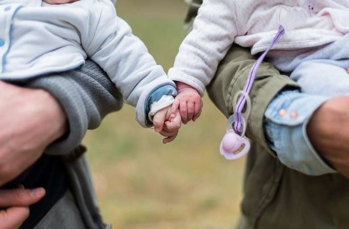 Plafonarea indemnizaţiilor pentru creşterea copilului, aviz favorabil în Comisia de Muncă