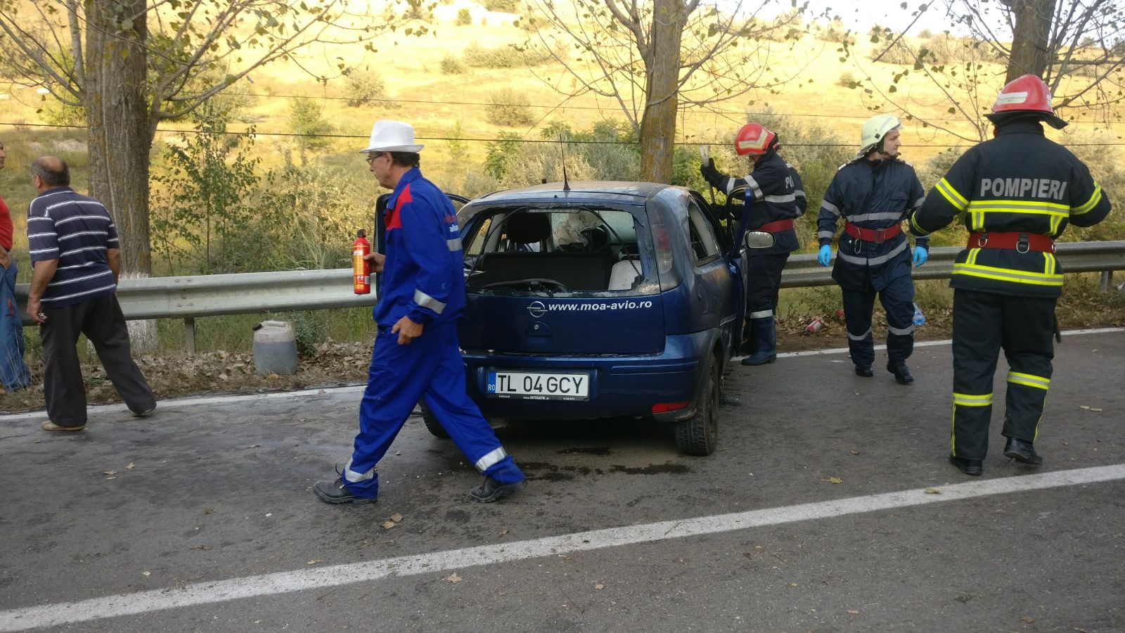 FOTO – TULCEA: Un șofer băut a ajuns la spital după ce a intrat cu mașina într-un copac