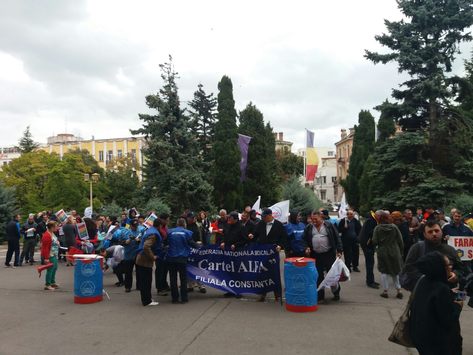 VIDEO/FOTO: Sute de sindicalişti constănţeni protestează în faţa Prefecturii