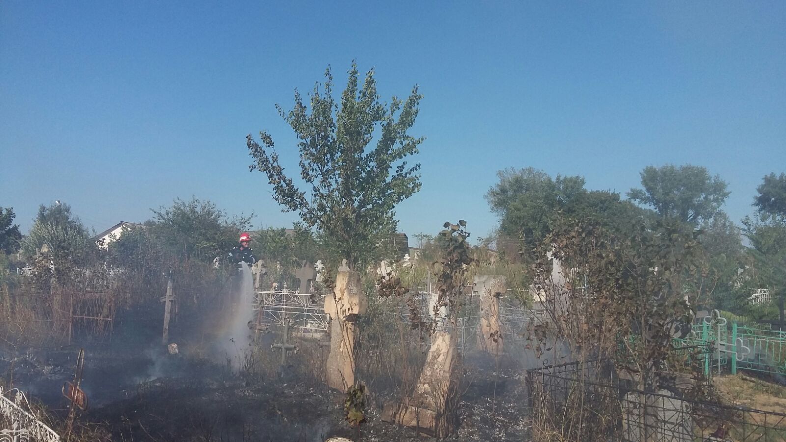 FOTO: A luat FOC un CIMITIR din județul TULCEA