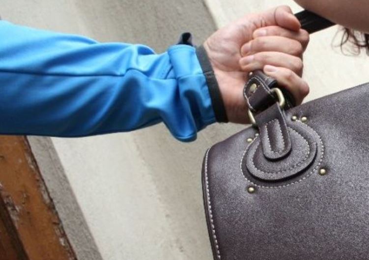 CONSTANȚA: Minor prins de polițiști după ce a furat geanta unei femei apelând la VIOLENȚĂ
