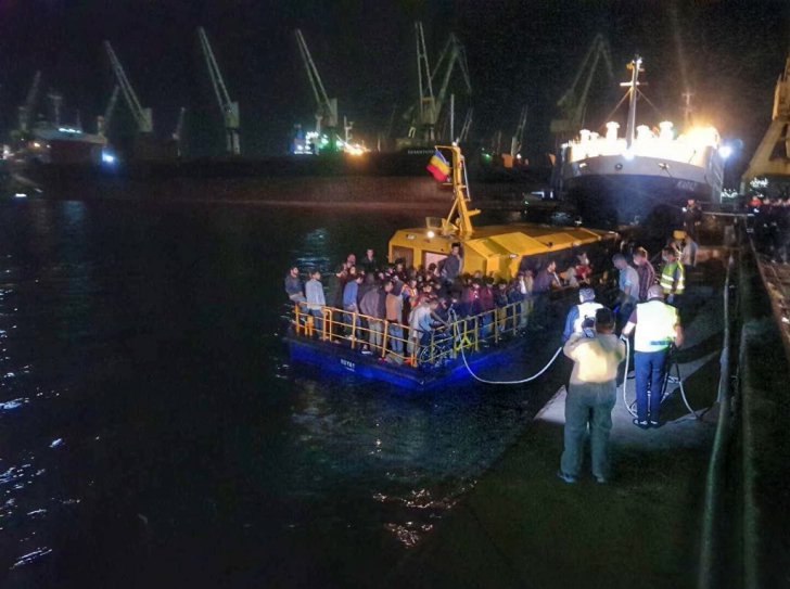 Ce vor face autoritățile cu cei 154 de migranți găsiți în derivă pe Marea Neagră
