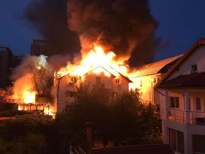 Incendiu la un cămin de bătrâni din Capitală, un mort şi 19 intoxicaţi. A fost activat Planul Roșu
