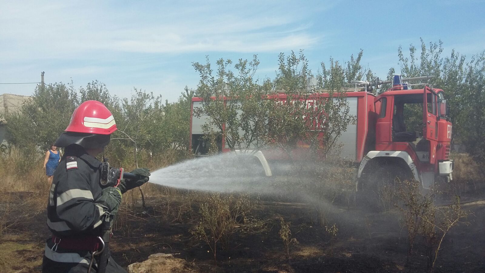TULCEA – Incendiu de vegetație uscată în curtea unei case din comuna Baia (foto)