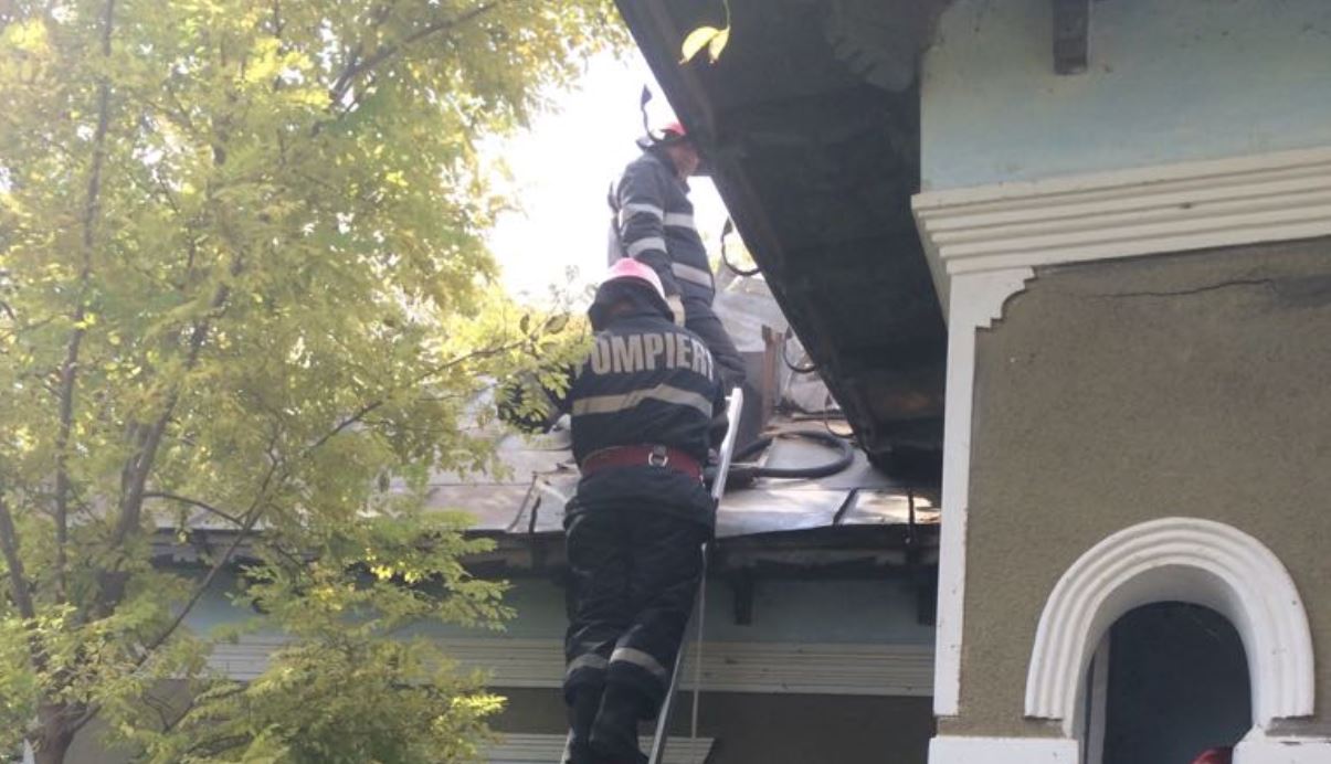 TULCEA/FOTO: Incendiu la o casă. Este pericol de propagare