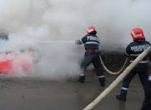 Mașină în FLĂCĂRI în apropiere de Aeroportul Mihail Kogălniceanu