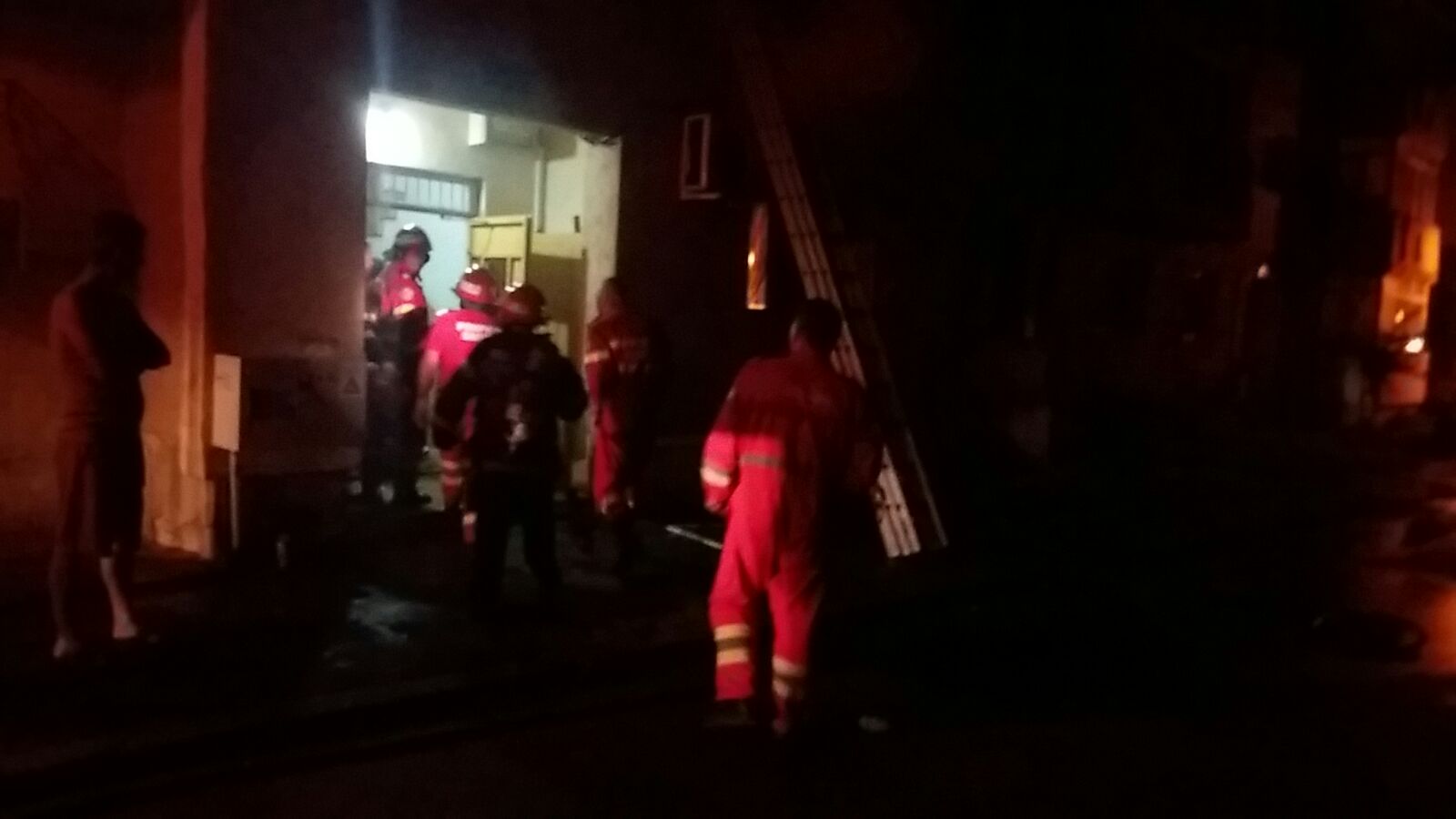 CONSTANȚA. INCENDIU în cartierul Km 4-5. Care este starea fetiței care a fost scoasă din flăcări