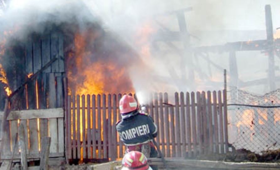 UPDATE: Incendiu puternic într-o localitate din județul CONSTANȚA. Doi copii au fost în pericol