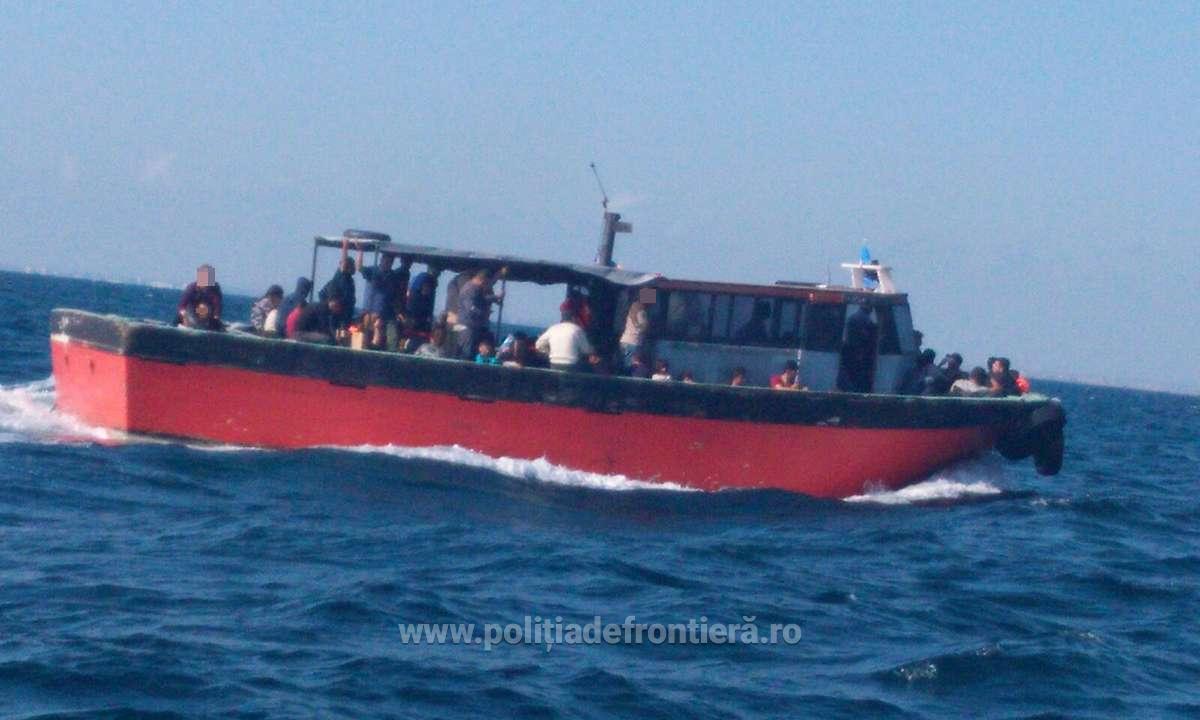 Pescador cu migranţi, interceptat de Garda de Coastă în apropiere de Năvodari (foto)