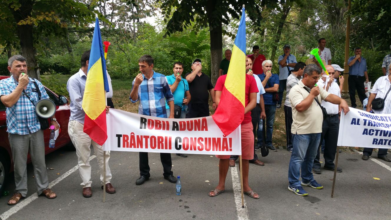 CONSTANȚA: Angajații RATC protestează în fața Primăriei! Oamenii cer salarii decente și anularea licenţelor de transport pentru maxi-taxi