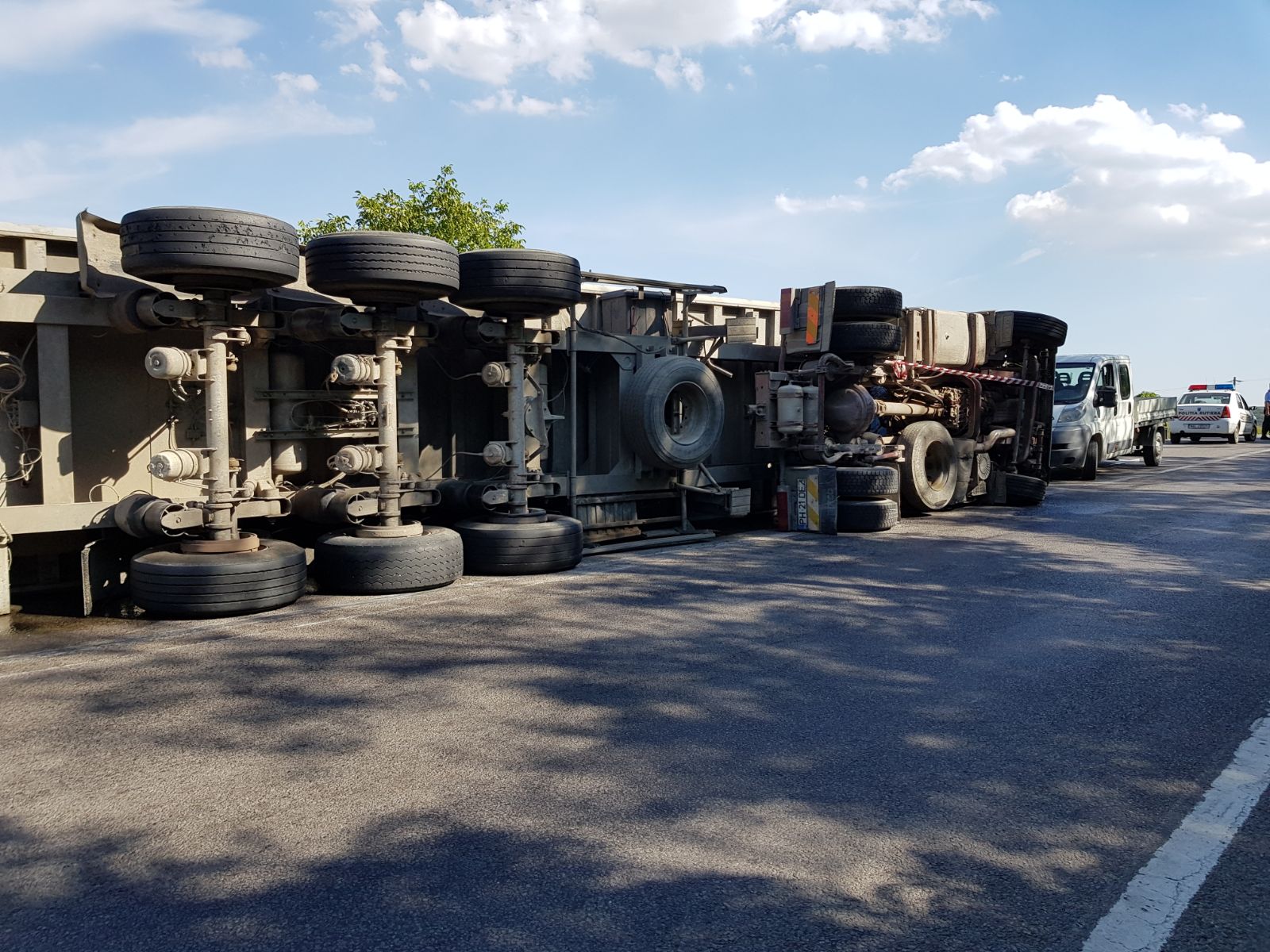 TIR încărcat cu semințe de floarea soarelui, RĂSTURNAT în apropiere de Cernavodă (foto)