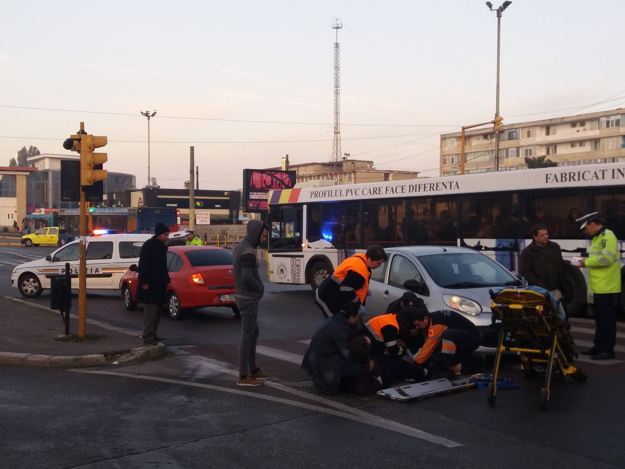 CONSTANȚA – Pieton lovit pe trecere în intersecția de la Gară (foto+video)