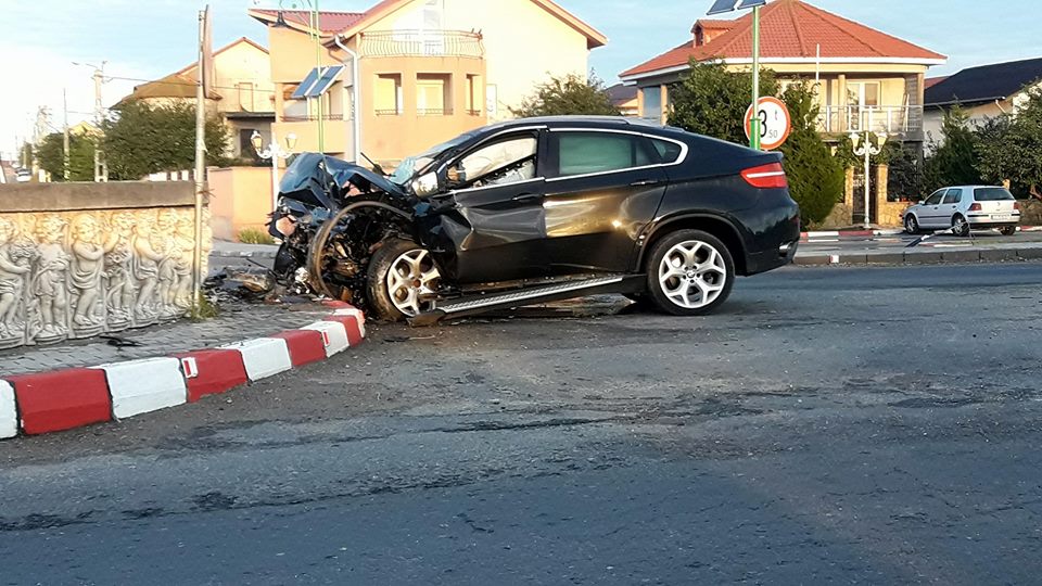 NĂVODARI – Un şofer băut s-a „înfipt“ cu bolidul într-un sens giratoriu (foto)