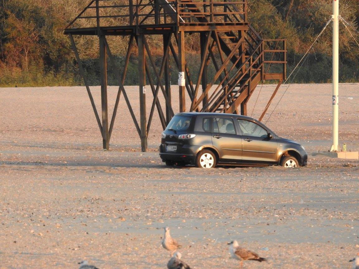 CONSTANȚA/FOTO: Vitezomanul Gică a rămas înțepenit în nisip cu mașina mică