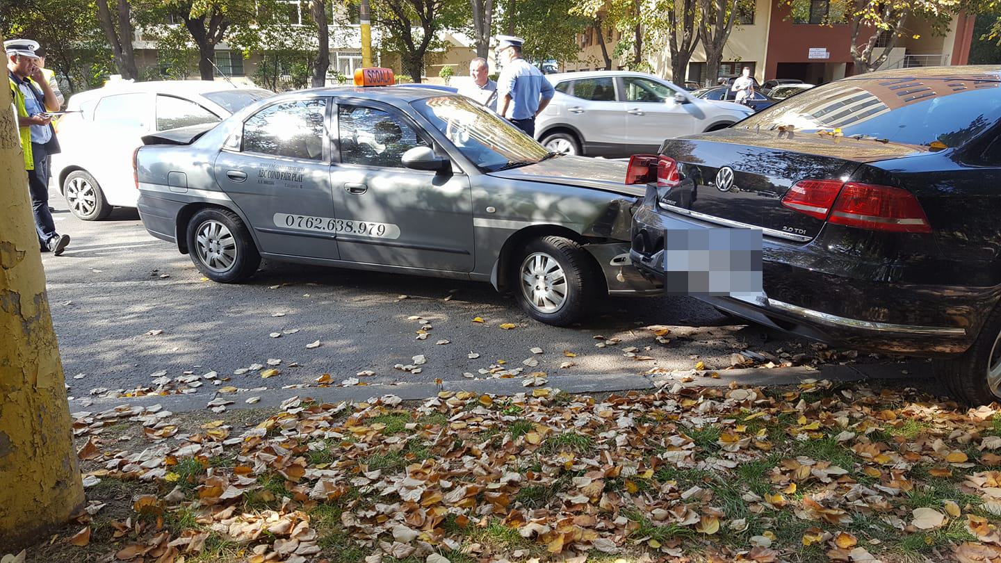 CONSTANȚA – Accident rutier cu o mașină școală pe b-dul Alexandu Lăpușneanu