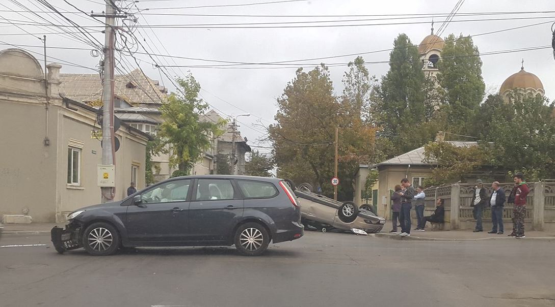 Accident în lanț în municipiul Constanța. O mașină a ajuns cu roțile în sus