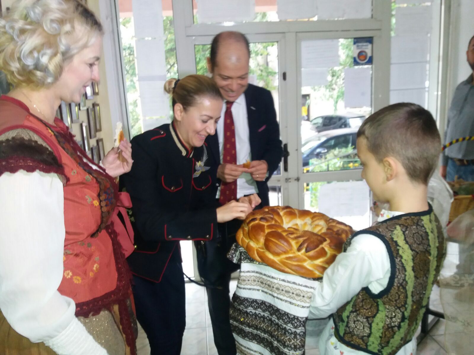 CONSTANȚA/FOTO – Târg de bunătăți de toamnă pregătite de elevii Școlii 39 „Nicolae Tonitza“. Banii strânși vor fi donați în scop caritabil