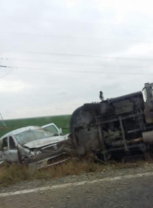Accident grav la Cogealac! Două mașini s-au răsturnat pe câmp (foto)