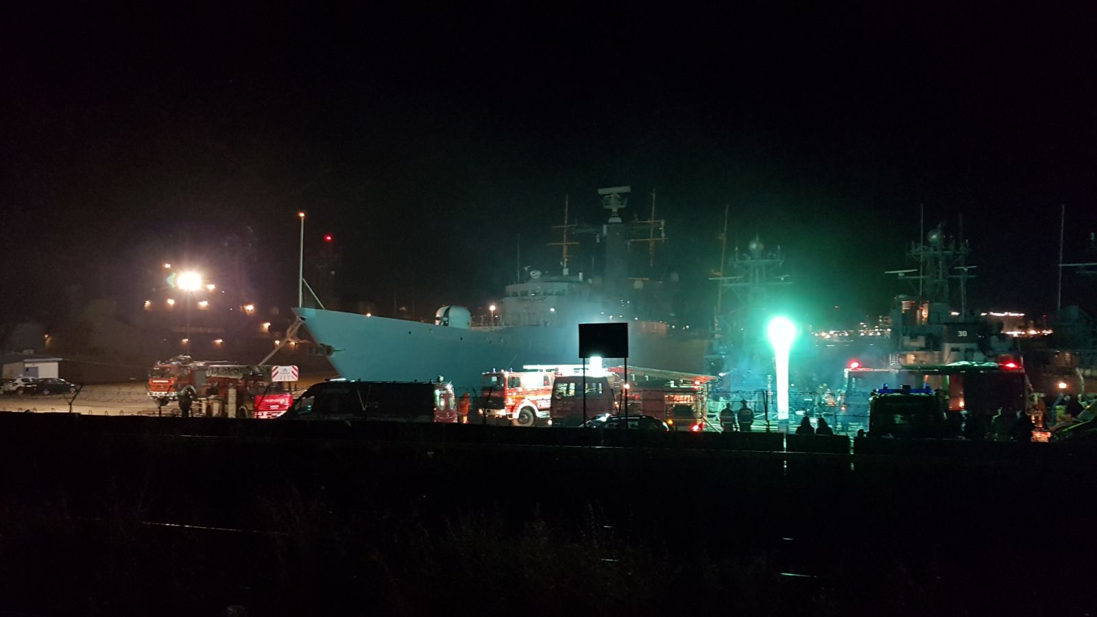 FOTO: ALERTĂ în Portul Constanța: Incendiu la o navă militară