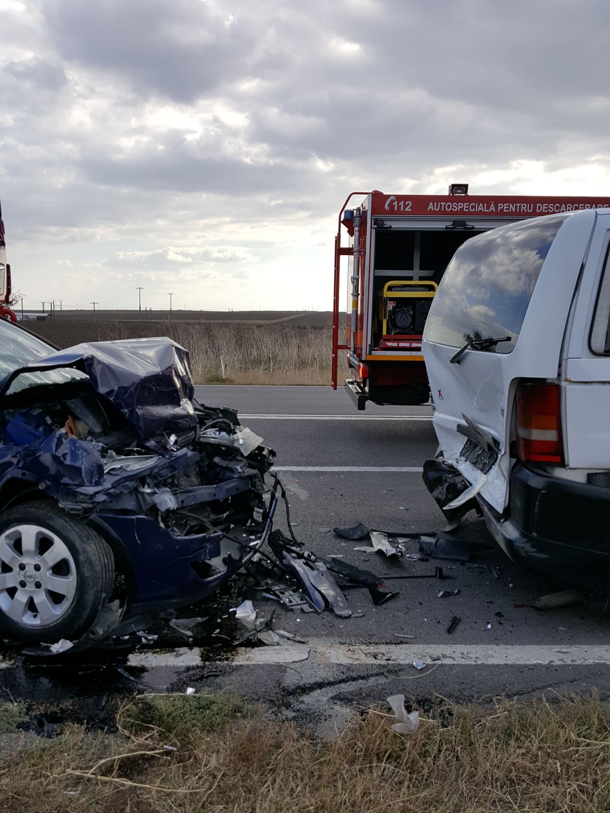 Două autoturisme implicate într-un grav accident de circulație la intrare în Valu lui Traian (foto)