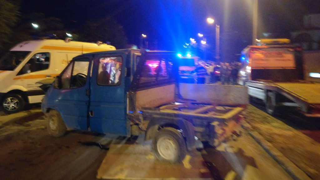 TULCEA: Șoferul care a rămas încarcerat în urma unui accident, era băut și nu avea permis