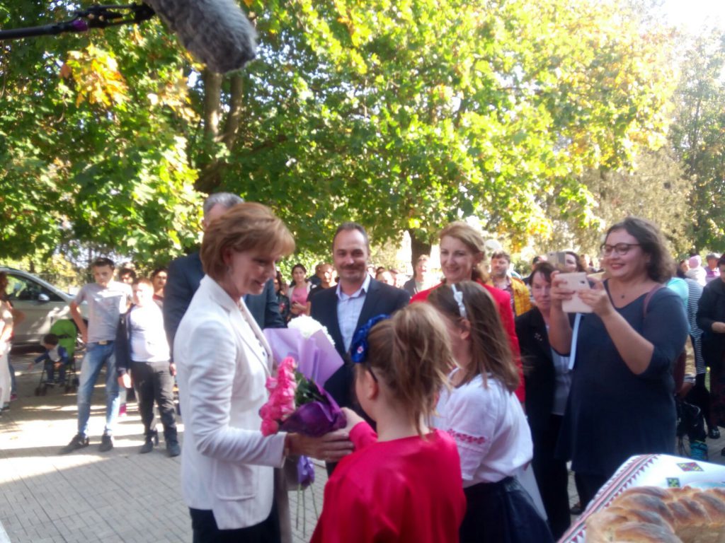 Principesa Margareta, în vizită la Albești și Coroana. Alteța Sa donează câteva sute de cărți pentru elevii constănțeni