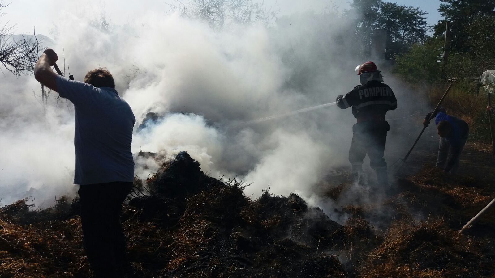 FOTO: Incendiu într-o gospodărie din județul TULCEA. Au ARS 13 tone de paie