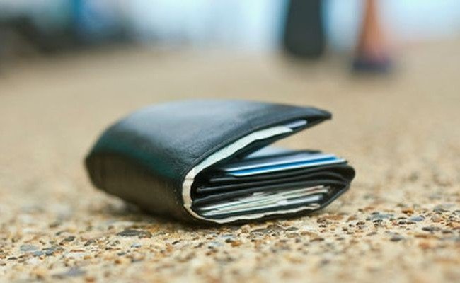 CONSTANȚA – O femeie a găsit pe stradă 450 de lei și s-a dus glonț la poliție!