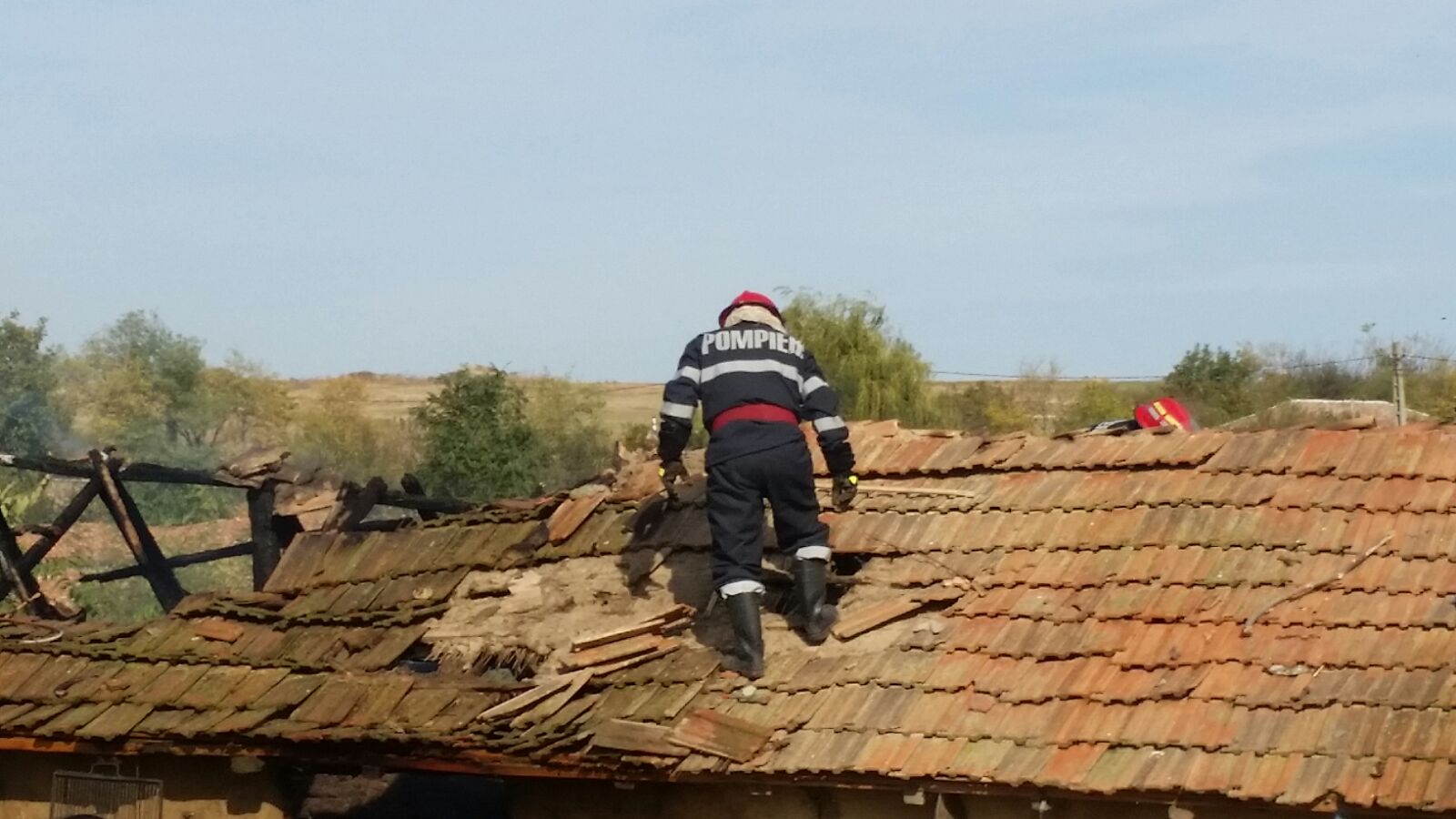 FOTO: Un grajd din Beidaud s-a făcut scrum