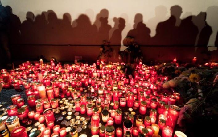 Constănţenii ies în stradă în memoria victimelor din COLECTIV