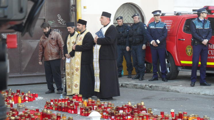 #COLECTIV 2 ANI: Slujbă de pomenire și rugăciune în memoria celor care și-au pierdut viața în incediul de la club