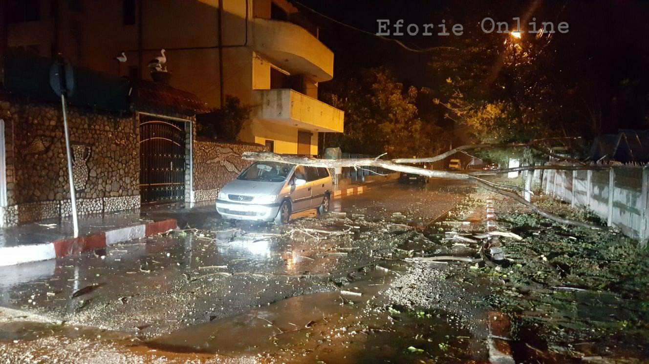 Furtuna face prăpăd la EFORIE! O ramură de copac a căzut peste o maşină (foto+video)