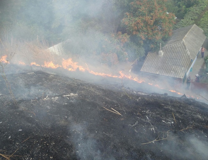 FOTO – Județul TULCEA: Un incendiu de proporții a cuprins curțile mai multor gospodării