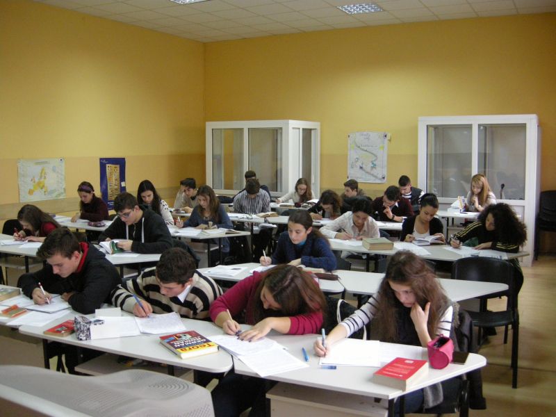 Vești bune pentru elevii constănțeni care primesc burse de performanță