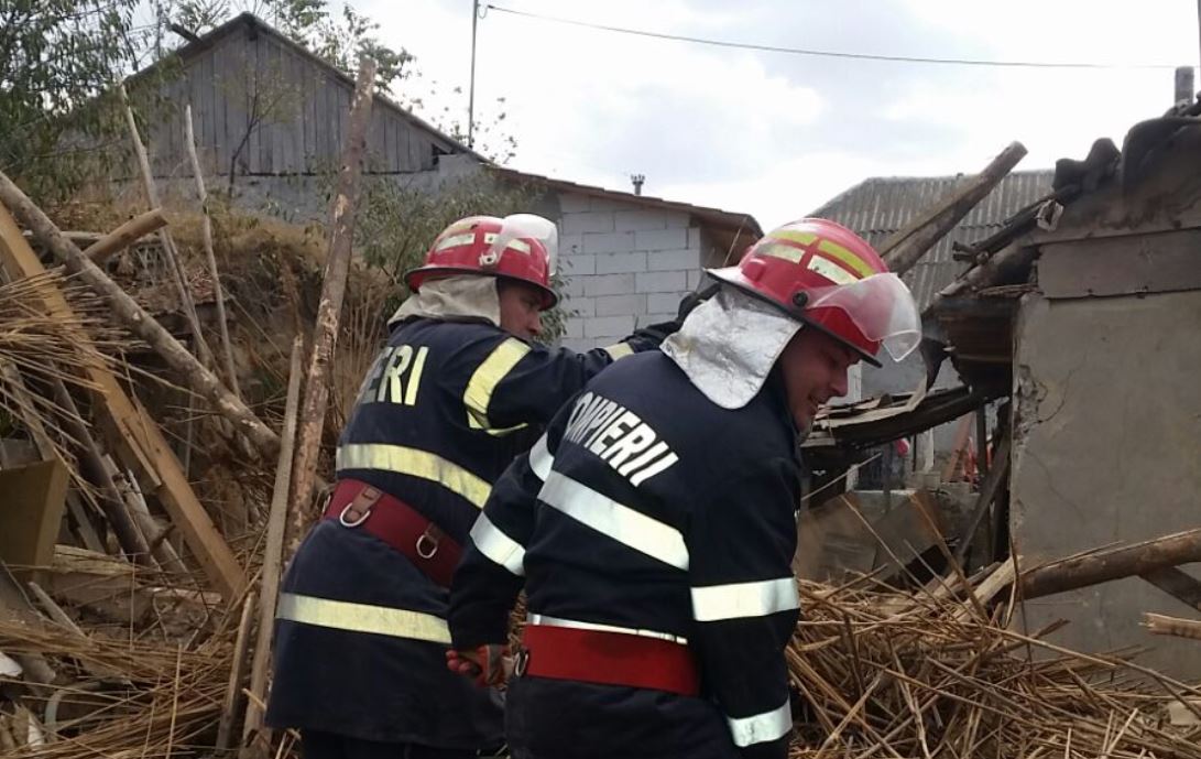 TULCEA/FOTO: Locuință distrusă de explozia unei butelii