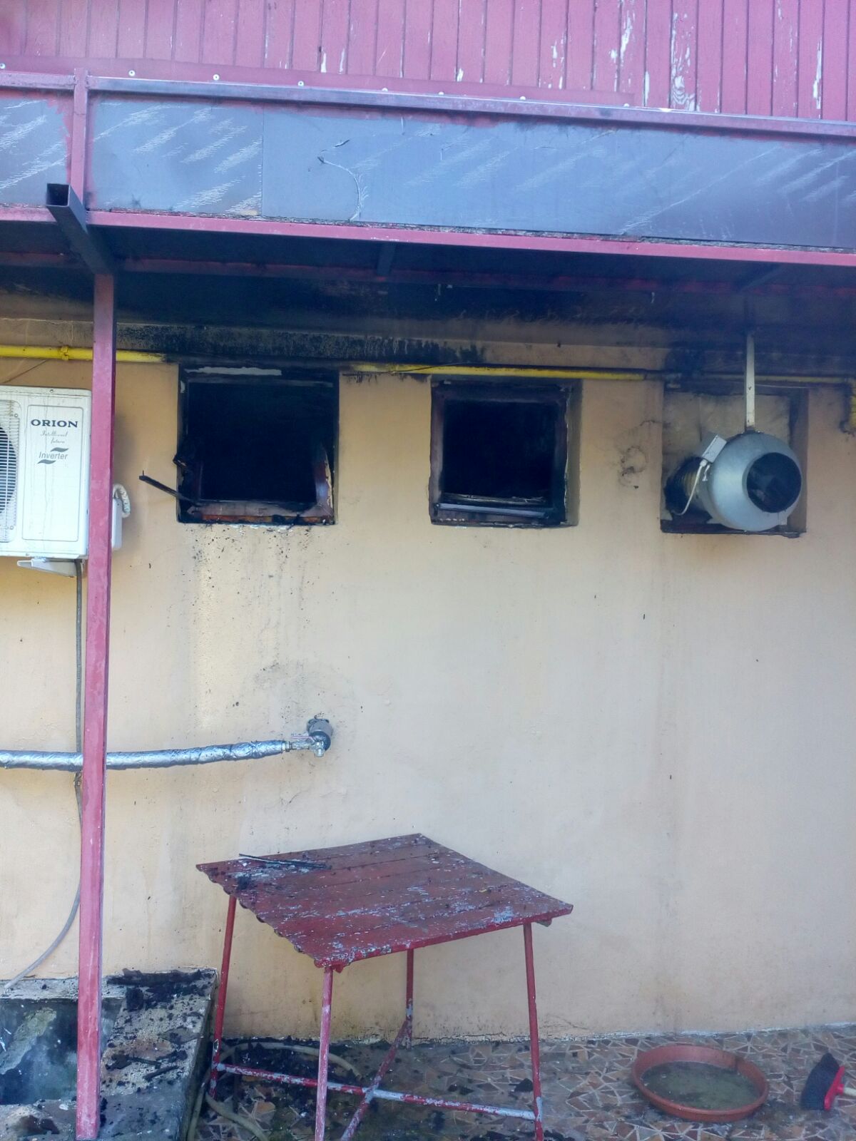 OVIDIU: Bucătăria popasului Cișmea, devastată de un incendiu violent (foto+video)