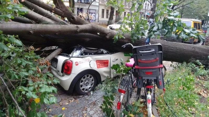 Furtuna Xavier a provocat moartea a două persoane și rănirea a aproape 40 și în Polonia